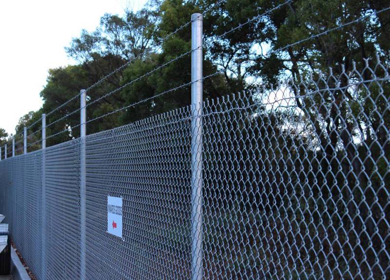 What requirements should be met by the stadium fence