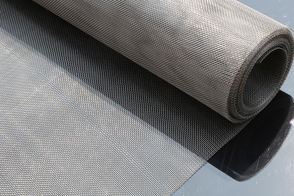 What are the characteristics of stainless steel mesh